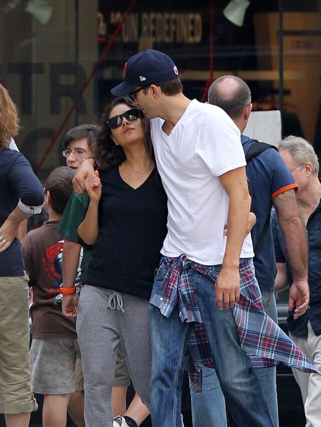 MILA KUNIS and Ashton Kutcher Kissing in New York